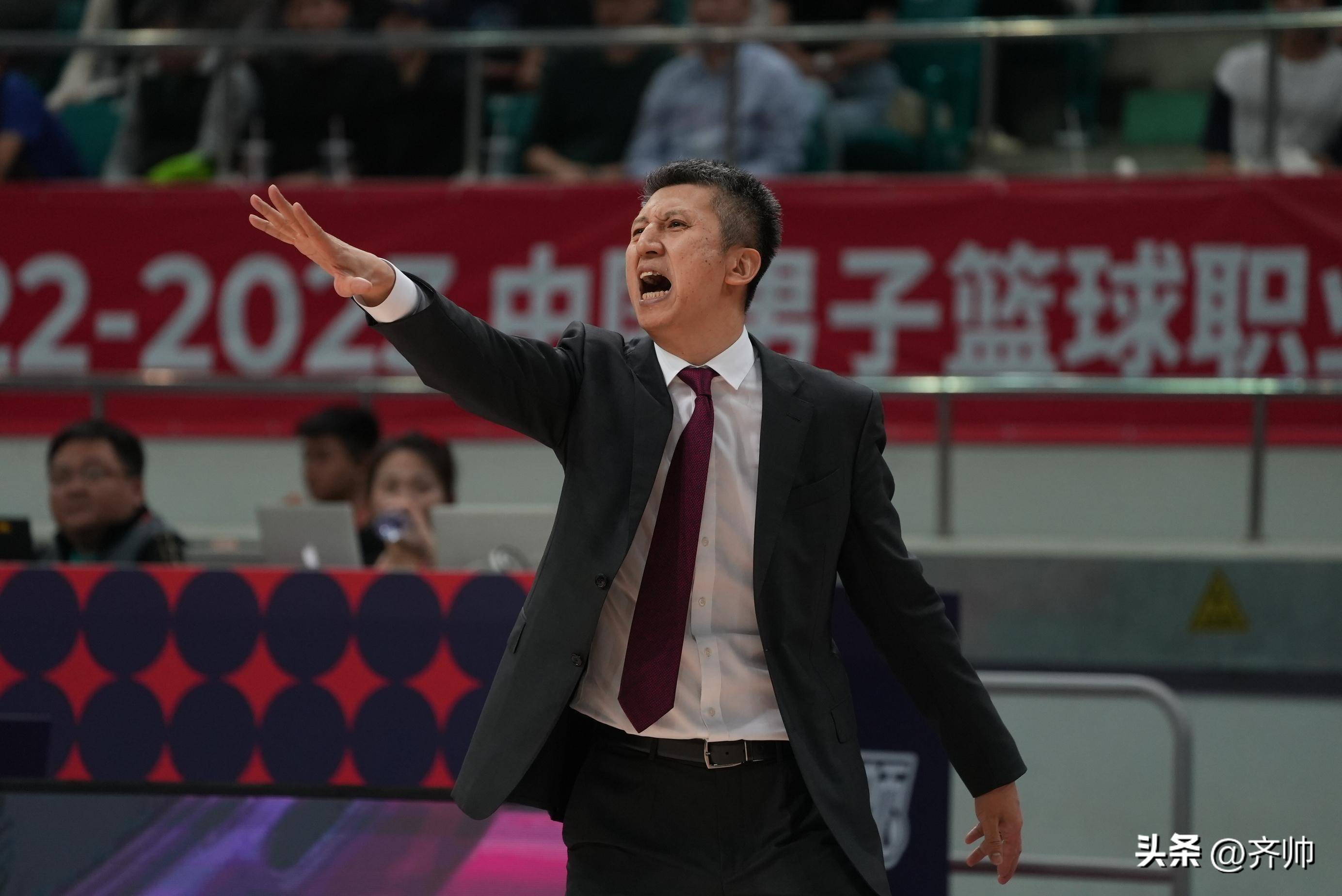 包含转会期突围战来临；广州队围绕NBA常规赛官宣签约；更衣室稳定；球队文化再被提及的词条